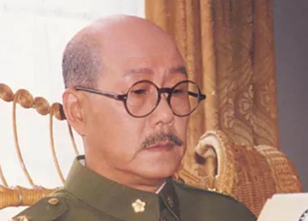 速配发金融网 1989年，孙飞虎出演《开国大典》，此电影的上映，打破了一个常规